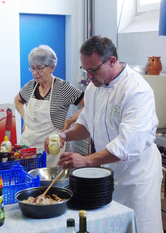 Atelier cuisine de la Boussole, un repas solidaire Imgp0420