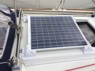 panneau solaire sur roof oceanis 34 Bce09510