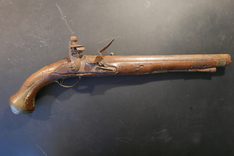 pistolet d'arçon fabrication première moitié XVIII... peut-être germanique... ou pas! L1030813