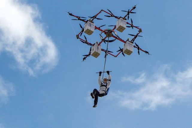 Saut en parachute depuis un drone .. 14016710