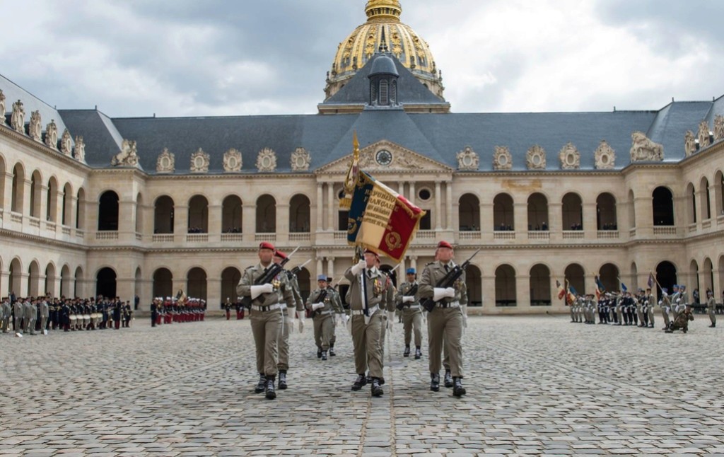 Des Unités de l'armée de terre retrouvent leurs drapeaux ! 18121010