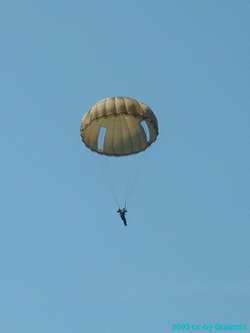 1912- Le capitaine Berry - ( américain) saute d'un avion en parachute Ronde_10