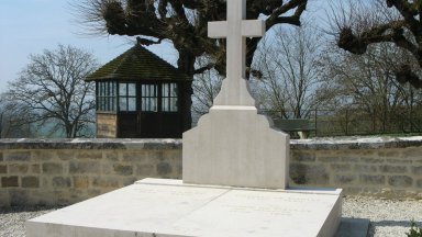 Colombey les deux églises - La tombe du General profanée Tombe_10