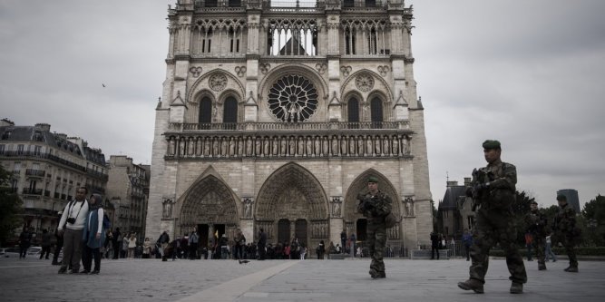Paris : Intervention en cours - sur le parvis de Notre Dame Une-in10