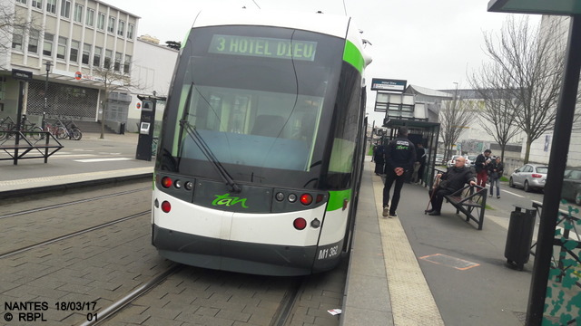 NANTES : le tram  s'adapte aux "manifs". 20170172