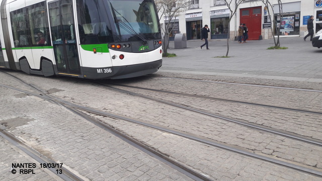 NANTES : le tram  s'adapte aux "manifs". 20170184