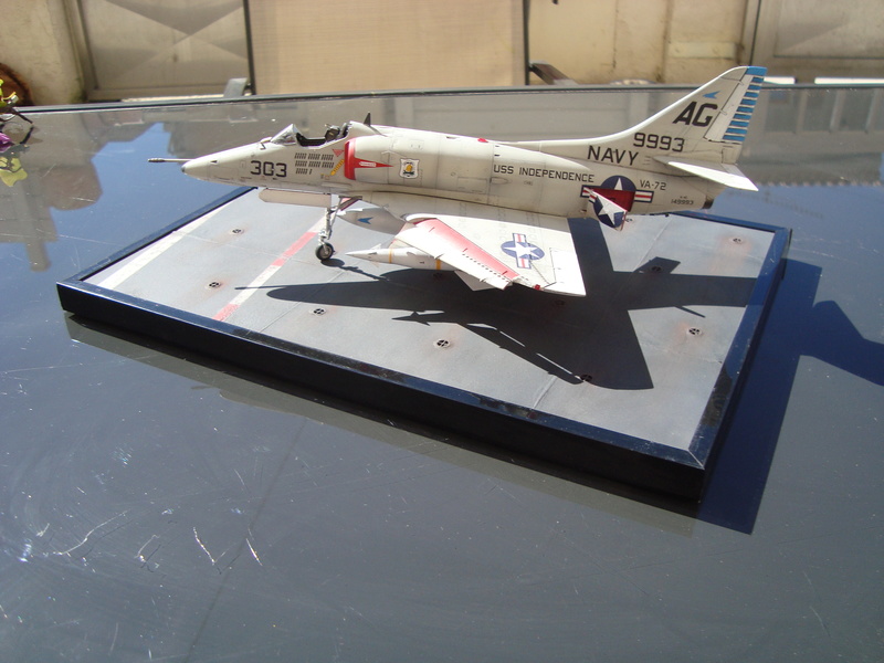 A-4 E Skyhawk - 1/ 48° Pont d'envol fait - Avion fini - accessoires de pont en confection. - Page 3 Dsc01915