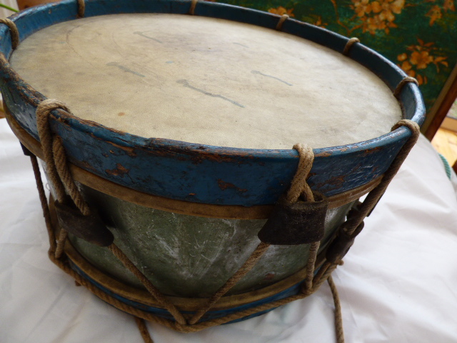 Les instruments de musique : caisses - tambours - clairons - trompettes - Page 3 P1030622