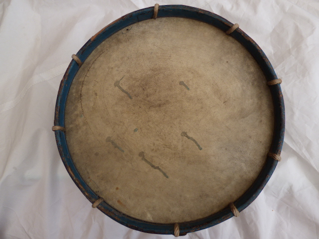 Les instruments de musique : caisses - tambours - clairons - trompettes - Page 3 P1030624