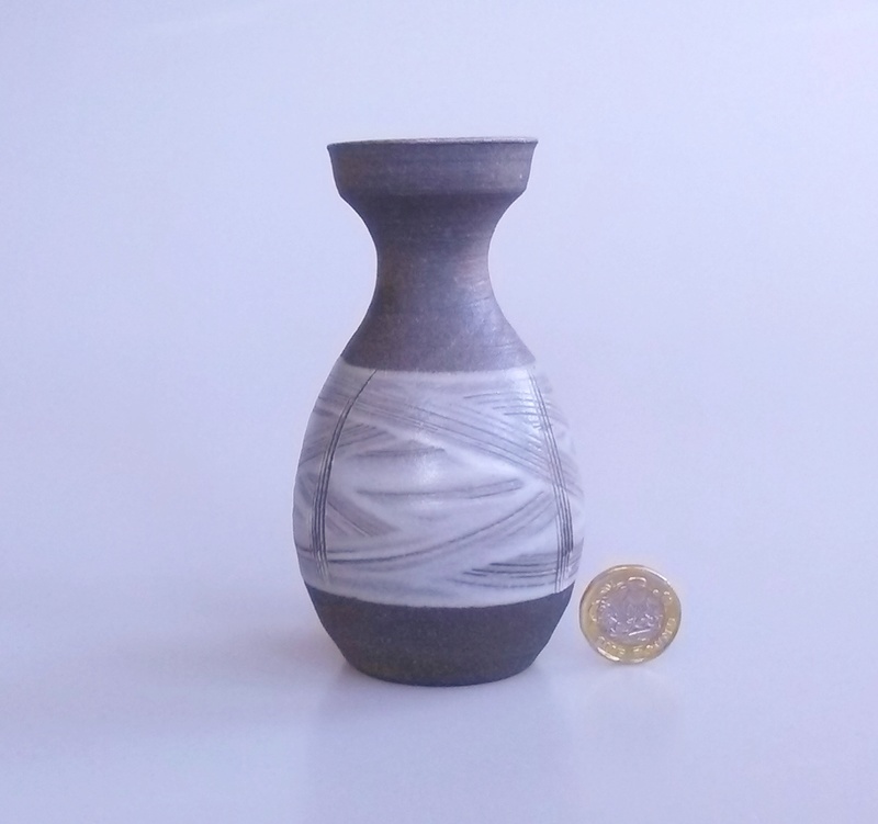 Small tactile vase no mark Img_2013