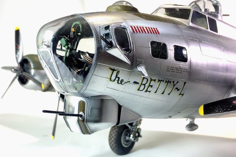 [HK models - 1/32] B17-G "Flying Fortress" - "The Betty-L" - Page 9 Img_9820