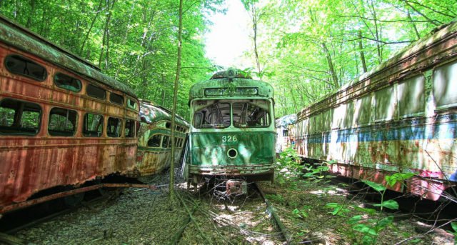 An apocalyptic trolley graveyard sitting out deep in the woods of Pennsylvania - cimetière de tramways en Pennsylvanie (USA) A-huge10
