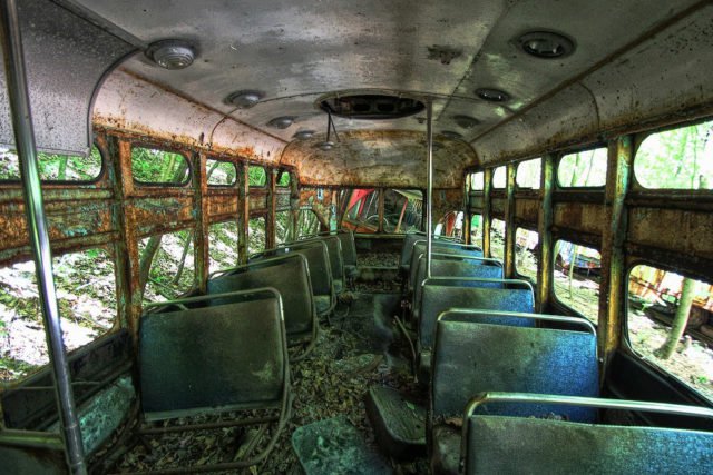 An apocalyptic trolley graveyard sitting out deep in the woods of Pennsylvania - cimetière de tramways en Pennsylvanie (USA) Once-f10
