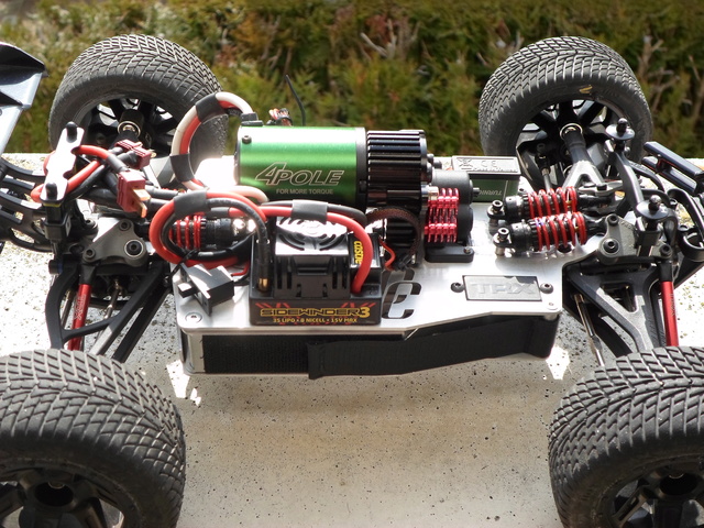 E-Revo's 1/16 Brushless 3S (380/540) Sam_0017