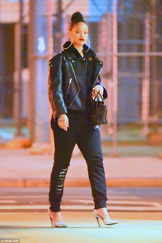steal rihanna's style in black leather jacket 3cc96110