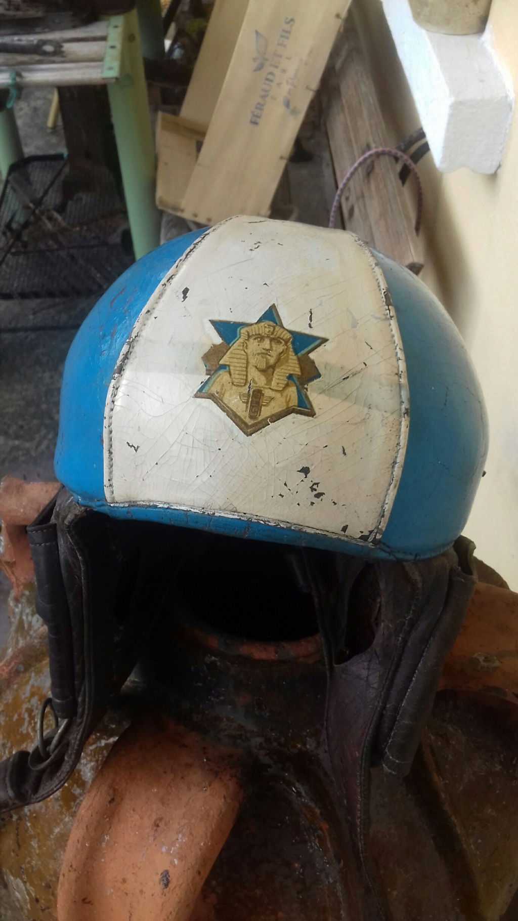 Identification insigne peint sur un casque en cuir zinszner aviation 20240410