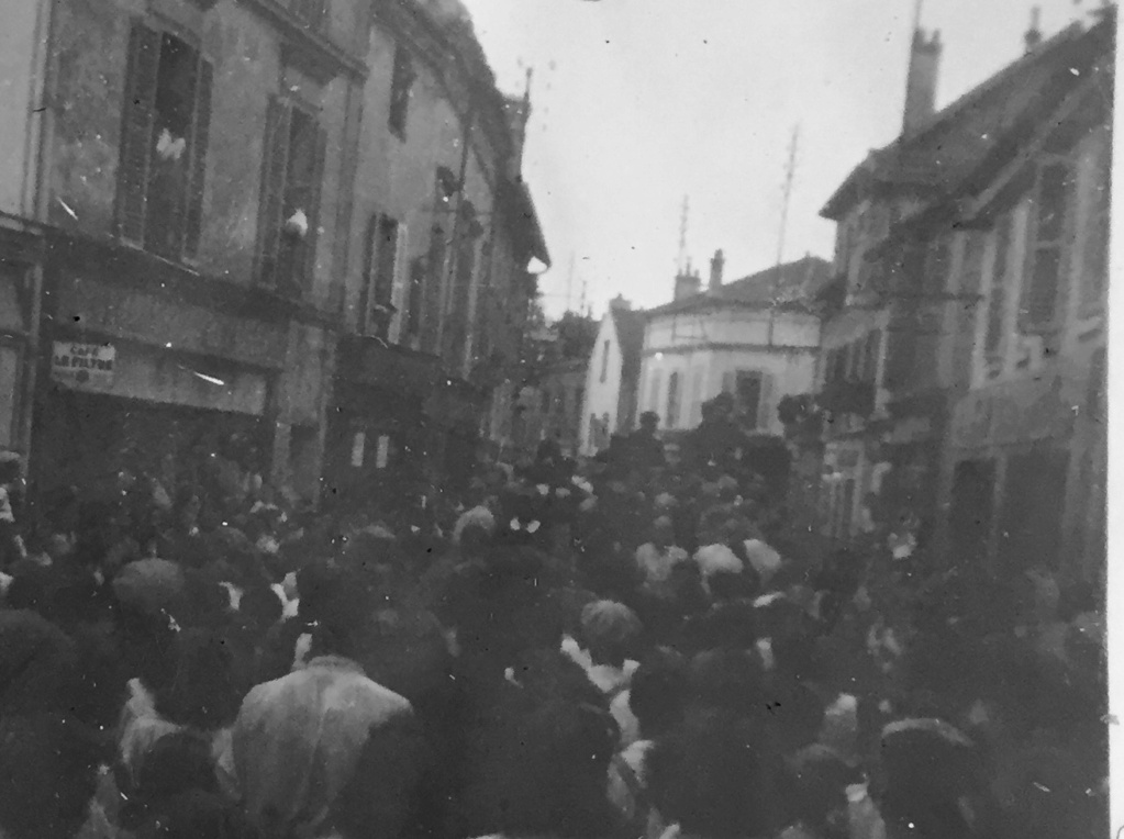 Photos inédites de la libération de Paris et femmes tondues à Houilles (78) 5212