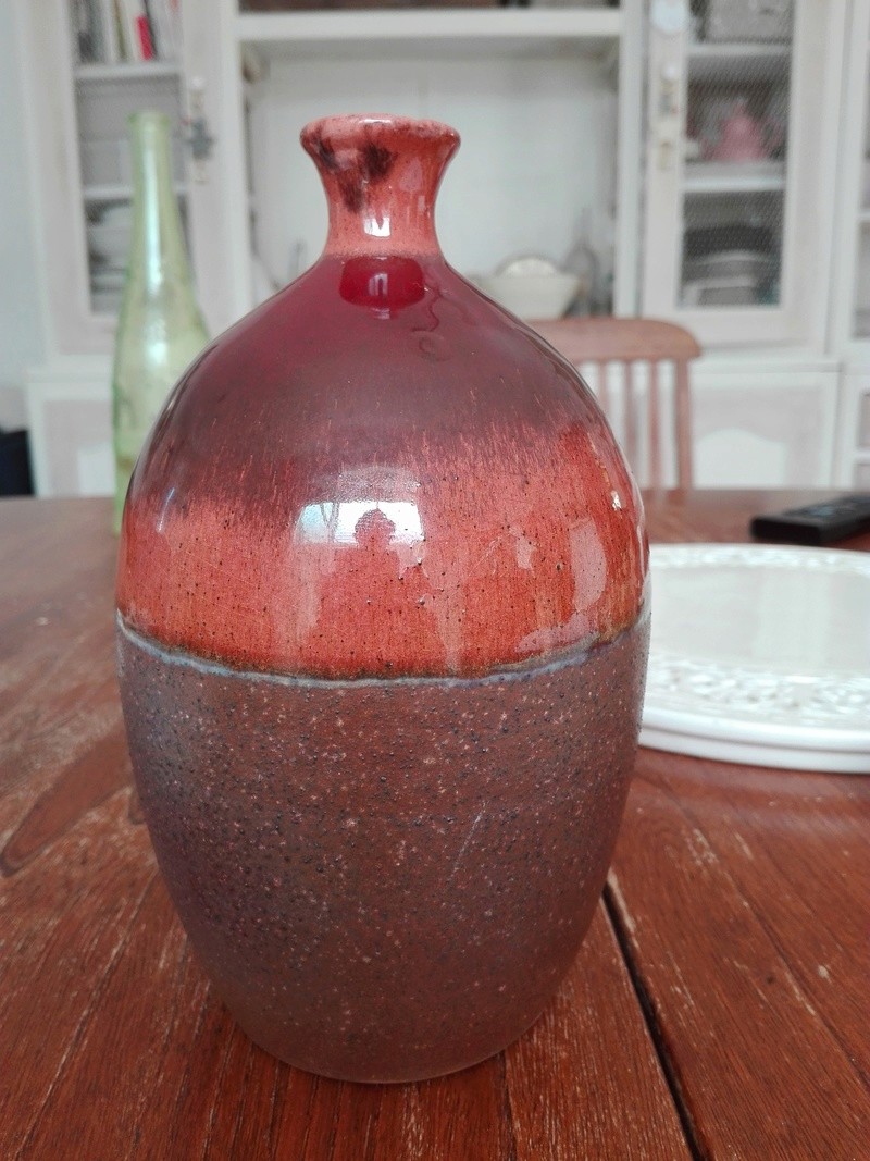 Vase greès émaillé rouge  monogramme à identifier  Img_2011