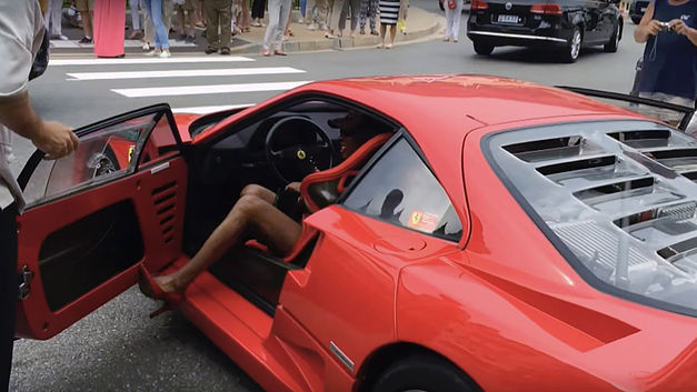Qui a dit qu’il fallait retirer ses hauts talons pour conduire… une Ferrari F40 ?!? Ferrar10