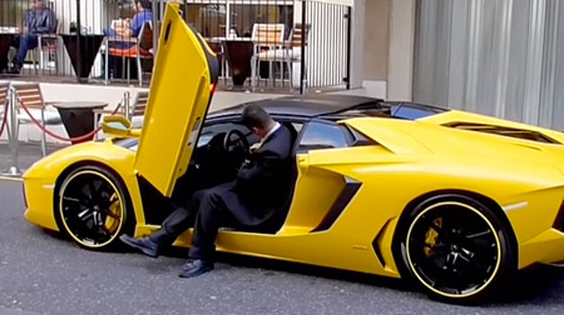 N’achetez pas de Lamborghini si vous êtes grand… Voitur10