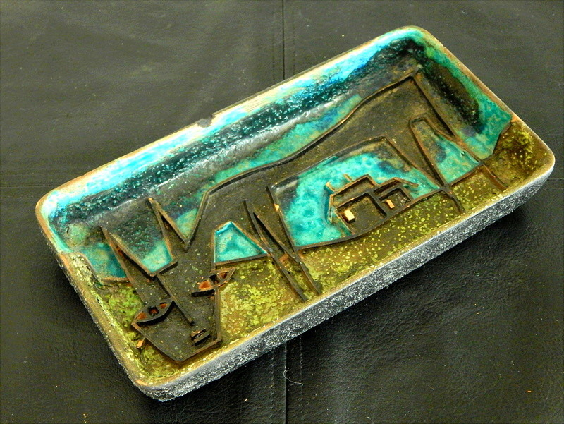 Mysterious Mid-Century Pottery Tray Dscn1310