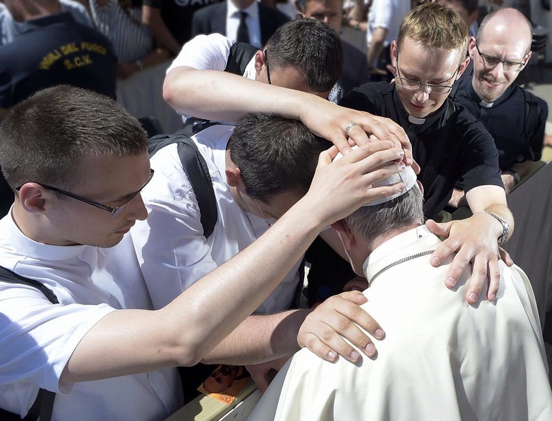 Le pape François sur instagram - Page 16 2017-084