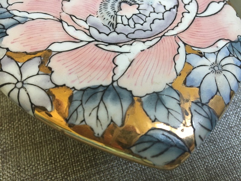 Please help with this trinket box, hand-painted with Japanese (?) writing?  Img_2512