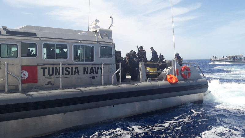 صور لتدريبات مشتركة بين بين طلائع جيش البحر التونسي والقوات الخاصة التابعة للبحرية الأمريكية. 810