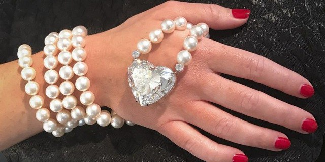 Le plus gros diamant taille cœur mis en vente aux enchères Diaman10