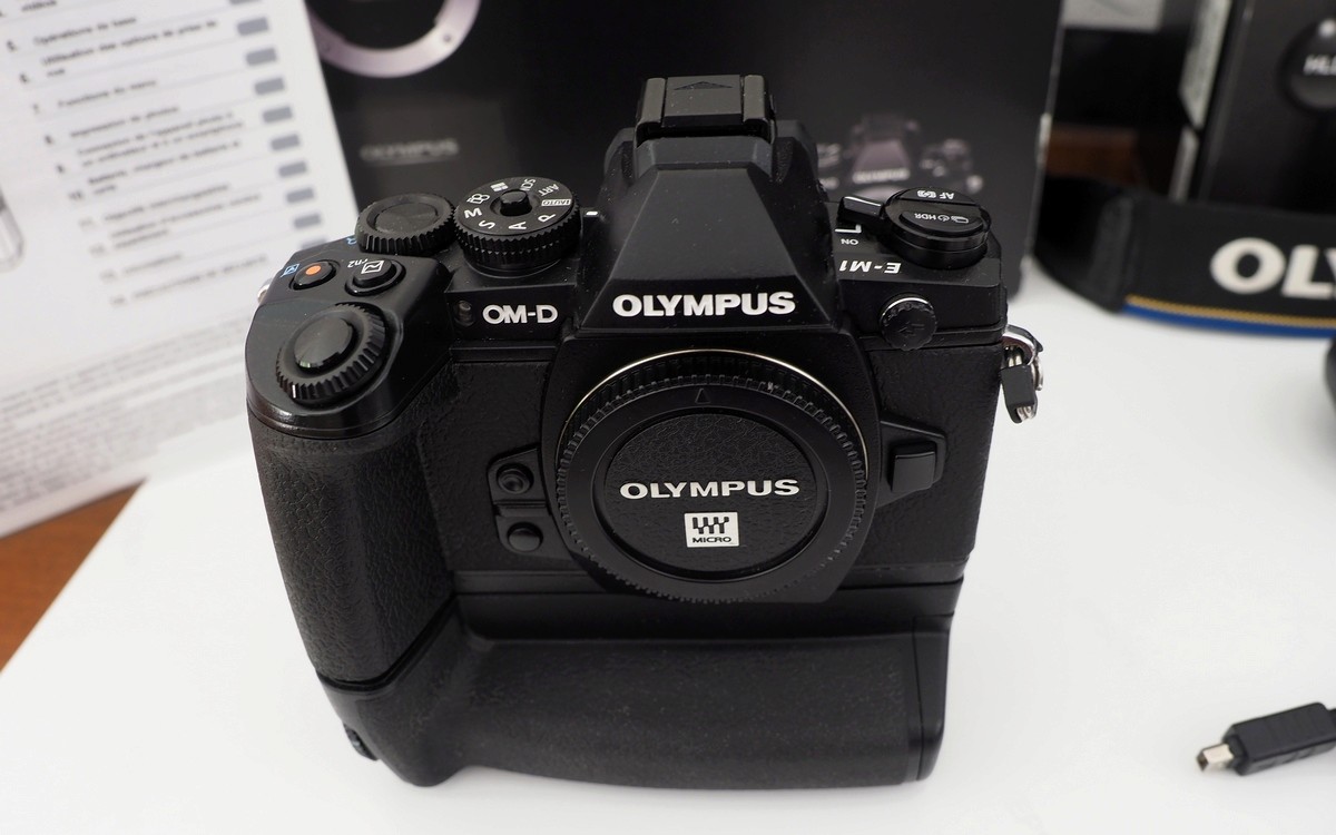 [ VENDU ] Boitier OLYMPUS EM-1 Noir  + Grip HLD-7 P5300011