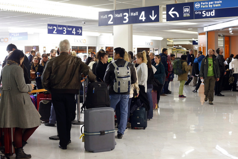 Aéroport d'Orly : un homme abattu après avoir dérobé l'arme d'un militaire 77804010