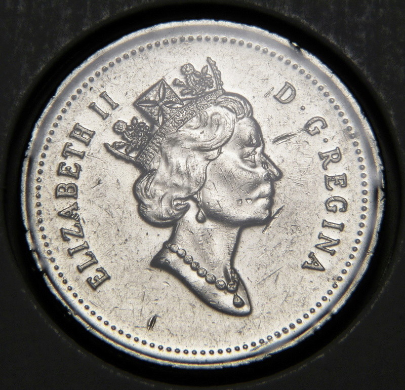2001 - Éclat de coin sur '5' de 5 cents (Die Chip) Ca_0_394