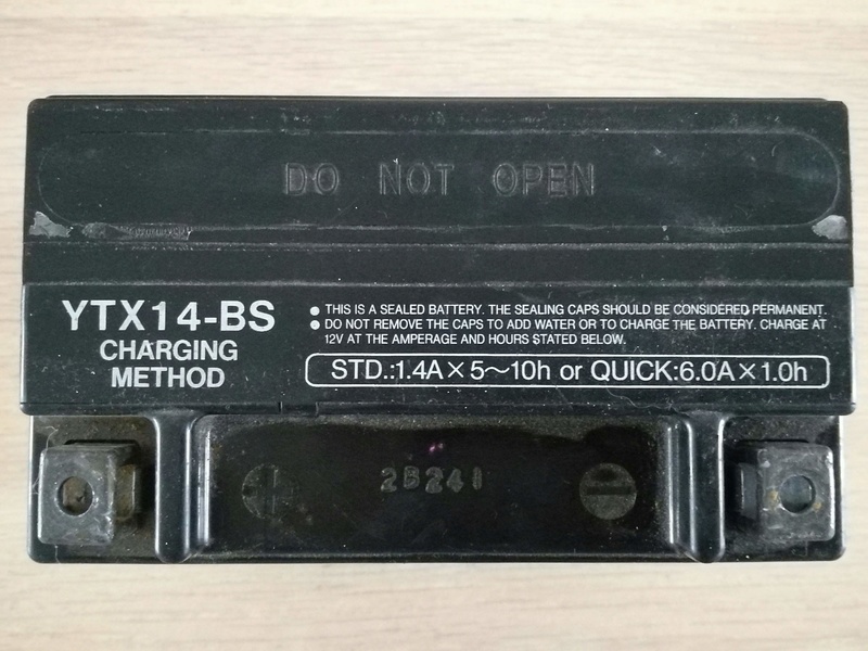 Batterie Yuasa YTX-14BS XJR 1300 Img_2033