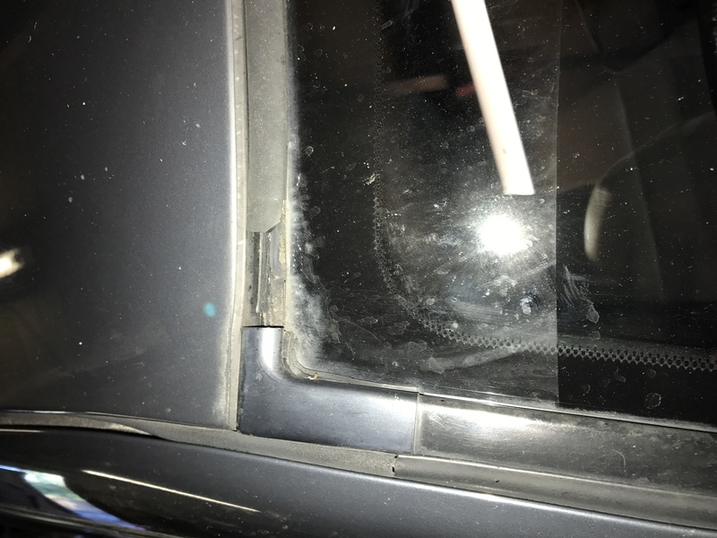 windscreen / rear window rubbers / mouldings Img_2710
