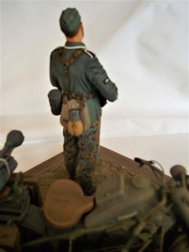 Figurine de Panzergrenadier Verlinden au 200 mm + BMW 750 side car Esci 1/9 Imgp0822