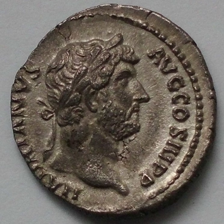 Denario de Adriano RESTITVTORI HISPANIAE - Adriano alzando a Hispania arrodillada. Ceca Roma. Cimg3115
