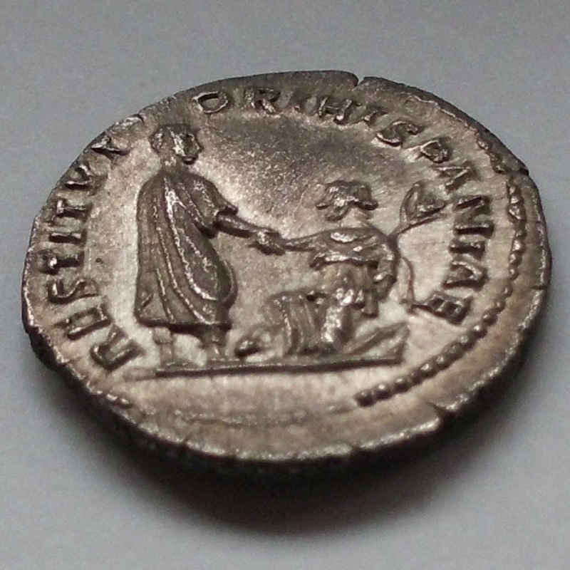 Denario de Adriano RESTITVTORI HISPANIAE - Adriano alzando a Hispania arrodillada. Ceca Roma. Cimg3118