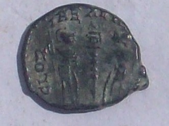 AE4 de Constancio II. GLORI-A EXER-CITVS. Un estandarte entre dos soldados. 102_4039