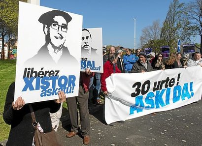 Euskal Herria: Una multitud exige "respeto a los derechos" de presos y exiliados. [vídeo] - Página 4 0414_e10