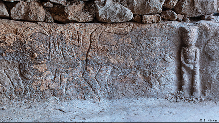Relieve de hace 11.000 años de un hombre sujetándose el pene es la representación narrativa más antigua. [Historia] 64073710