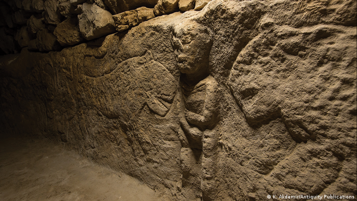 Relieve de hace 11.000 años de un hombre sujetándose el pene es la representación narrativa más antigua. [Historia] 64073810