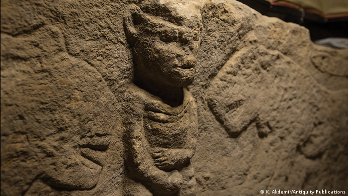 Relieve de hace 11.000 años de un hombre sujetándose el pene es la representación narrativa más antigua. [Historia] 64073812