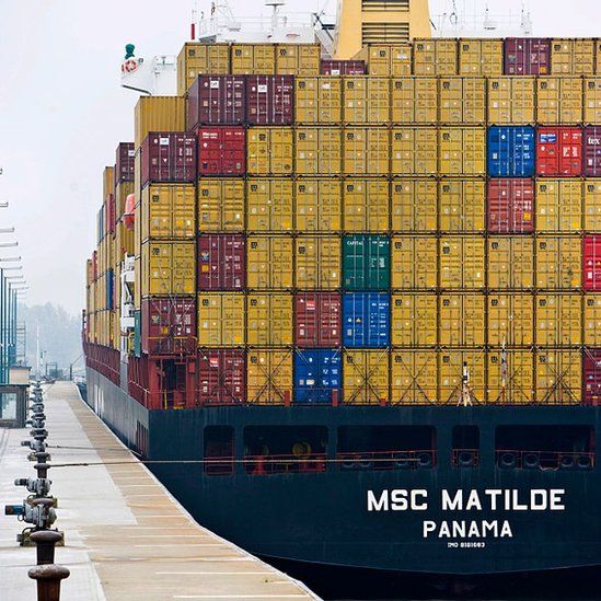 Comercio y transporte marítimo. El barco contenedor más grande del mundo, el CSCL Globe de la compañía China Shipping Group _1215110