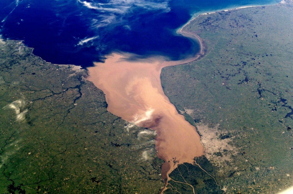 Rio Paraná. Se queda sin agua: segundo río más largo de Sudamérica se seca. Nasa-211