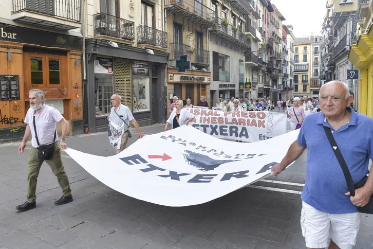 Euskal Herria: Una multitud exige "respeto a los derechos" de presos y exiliados. [vídeo] - Página 6 Ostira10