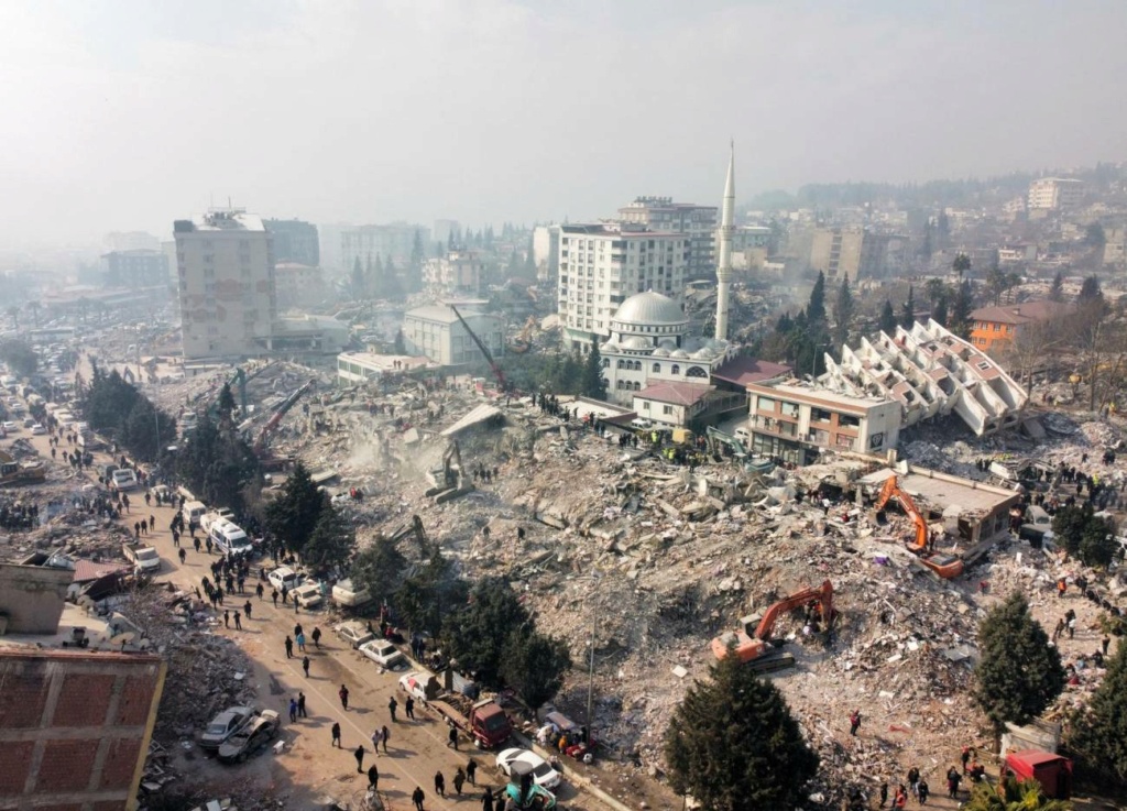 Terremotos en Turquía, Siria y Kurdistán. Miles de personas muertas. "Amnistías de construcción" a 75.000 edificios. Hubo alertas sobre construcciones antes del seísmo. Una-vi10