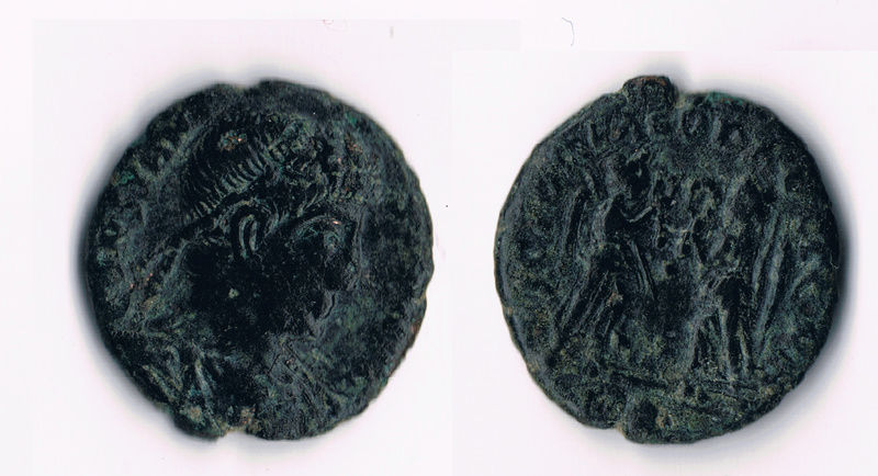 AE4 bajo imperio tipo tipo VICTORIAE DD AVGGQ con dos Victorias enfrentadas portando corona. Romana10