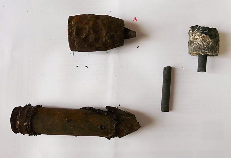 Eclats de munitons trouvés sur un site de guerre .... B11