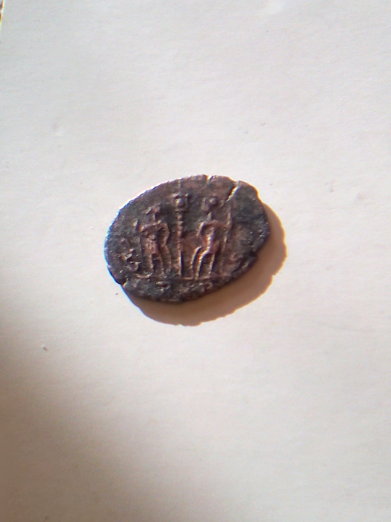 AE3 de Constantino II. GLOR-IA EXERC-ITVS. Un estandarte entre dos soldados. Ceca Roma. Img_2011