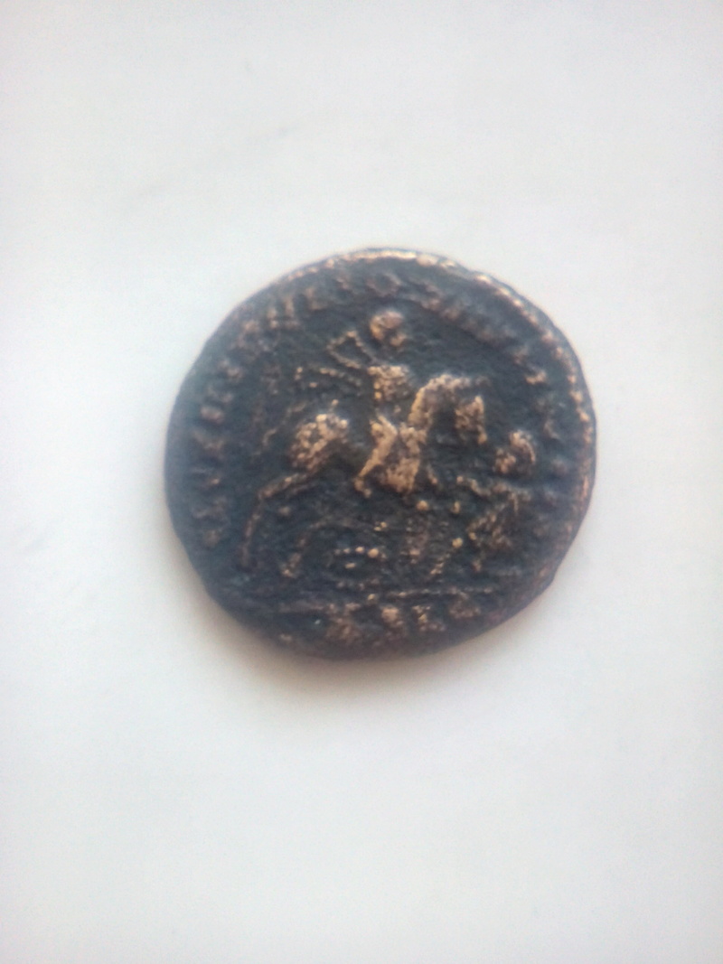 AE3 de Magnencio. GLORIA ROMANORVM. Emperador a caballo lanceando a enemigo. Ceca Lugdunum. Img_2030